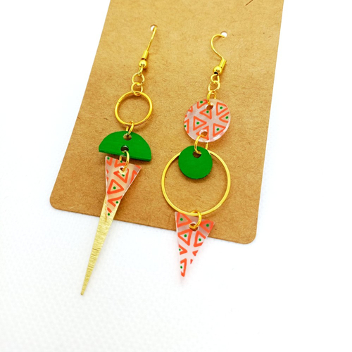 Boucles d'oreilles asymétriques *léa* en laiton doré avec pendentifs en acrylique fait main