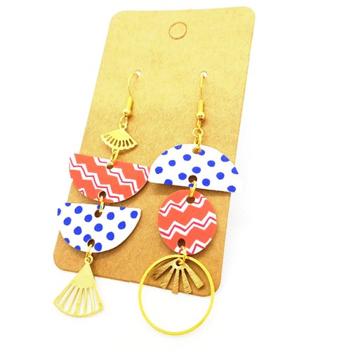 Boucles d'oreilles asymétriques *anthéa* en laiton doré avec pendentifs en acrylique fait main