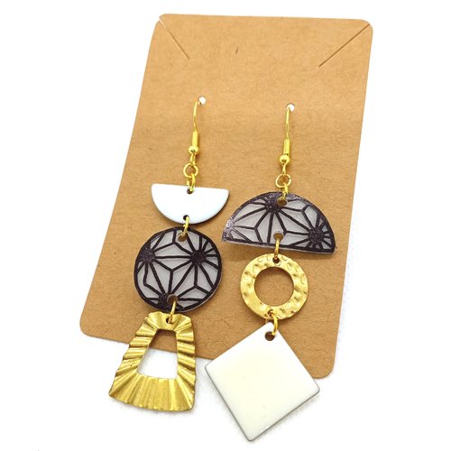 Boucles d'oreilles asymétriques *naya* en laiton doré avec pendentifs fait main