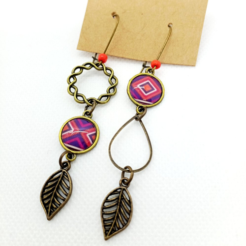 Boucles d'oreilles asymétriques en laiton bronze avec pendentifs recouverts de cabochons en résine