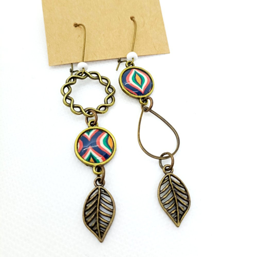 Boucles d'oreilles asymétriques en laiton bronze avec pendentifs recouverts de cabochons en résine