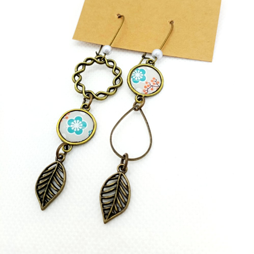 Boucles d'oreilles asymétriques en laiton bronze avec pendentifs recouverts de cabochons en résine