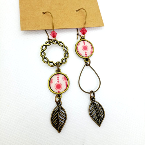 Boucles d'oreilles asymétriques en laiton bronze avec pendentifs recouverts de cabochons en résine