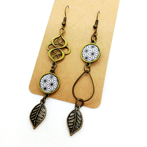 Boucles d'oreilles asymétriques en laiton bronze avec pendentifs recouverts de cabochons en résine