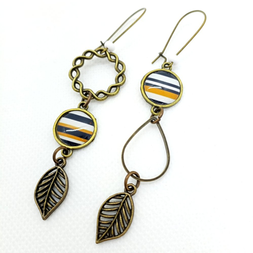Boucles d'oreilles asymétriques en laiton bronze avec pendentifs recouverts de cabochons en résine