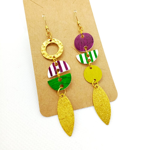 Boucles d'oreilles asymétriques *sofia* en laiton doré avec pendentifs fait main