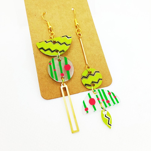 Boucles d'oreilles asymétriques *arkana* en acier inoxydable doré avec pendentifs fait main