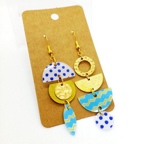 Boucles d'oreilles asymétriques *lee* en laiton doré avec pendentifs fait main