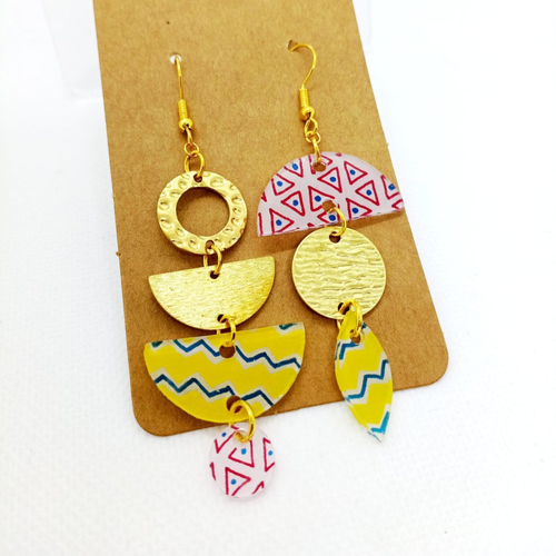 Boucles d'oreilles asymétriques *suzanne* en laiton doré avec pendentifs fait main