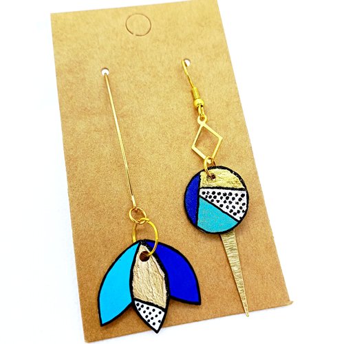 Boucles d'oreilles asymétriques *brigitte* en laiton doré avec pendentifs en acrylique *fait main*