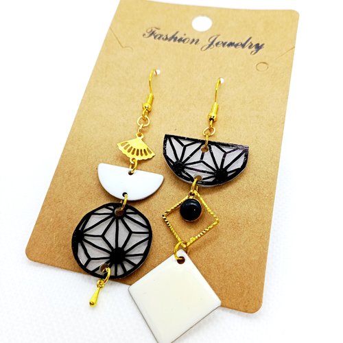 Boucles d'oreilles asymétriques *naya* en laiton doré avec pendentifs fait main