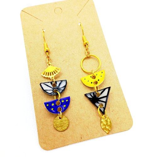 Boucles d'oreilles asymétriques en laiton doré avec pendentifs fait main