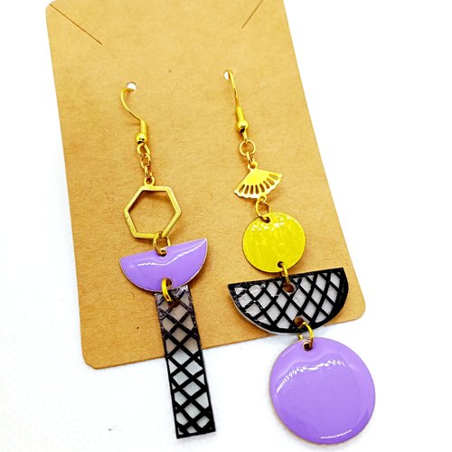 Boucles d'oreilles asymétriques en laiton doré avec pendentifs fait main