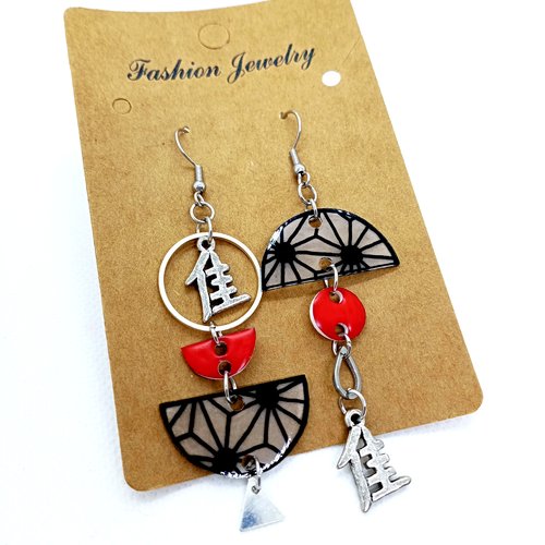 Boucles d'oreilles asymétriques en métal argenté avec pendentifs fait main