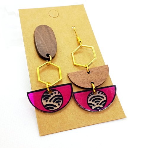 Boucles d'oreilles asymétriques en laiton doré avec pendentifs en acrylique fait main