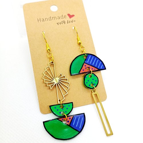 Boucles d'oreilles asymétriques en acier inoxydable doré avec pendentifs en acrylique fait main