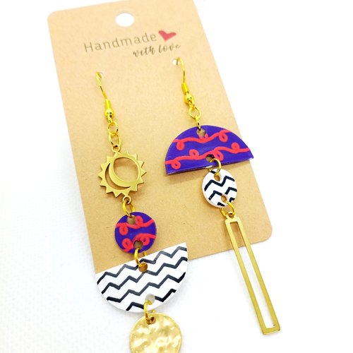 Boucles d'oreilles asymétriques en acier inoxydable doré avec pendentifs en acrylique fait main