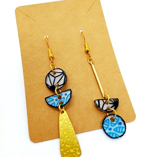 Boucles d'oreilles asymétriques en laiton doré avec pendentifs fait main