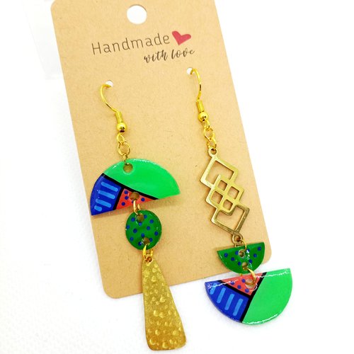 Boucles d'oreilles asymétriques en acier inoxydable doré avec pendentifs en acrylique fait main