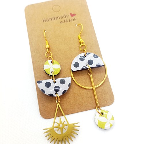Boucles d'oreilles asymétriques en papier résiné