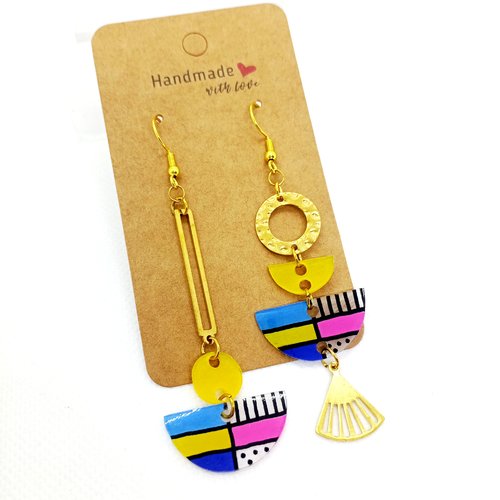 Boucles d'oreilles asymétriques en acier inoxydable doré avec pendentifs en acrylique fait main