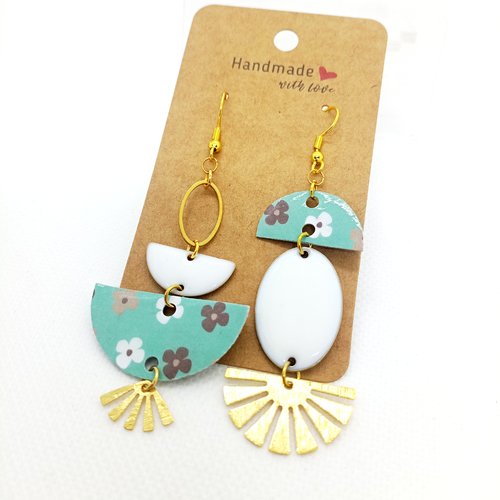 Boucles d'oreilles asymétriques en papier verni