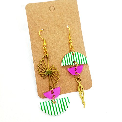 Boucles d'oreilles pendantes asymétriques vertes et roses
