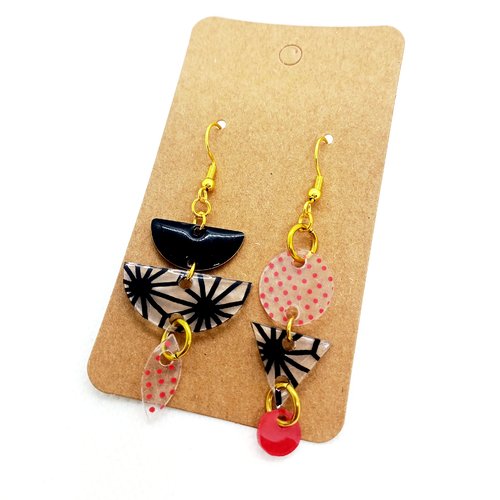 Boucles d'oreilles asymétriques en acier inoxydable doré avec pendentifs en acrylique fait main