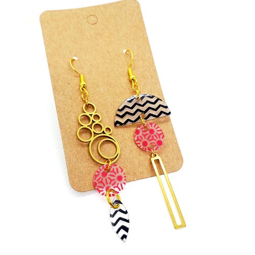 Boucles d'oreilles asymétriques en acier inoxydable doré avec pendentifs en acrylique fait main