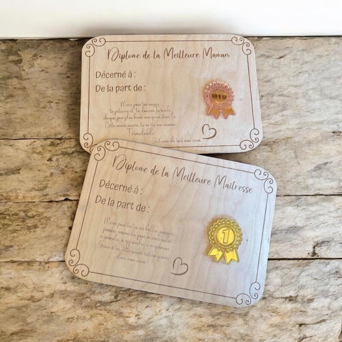 Diplôme personnalisé en bois gravé avec médaille miroir – cadeau maîtresse maître atsem nounou