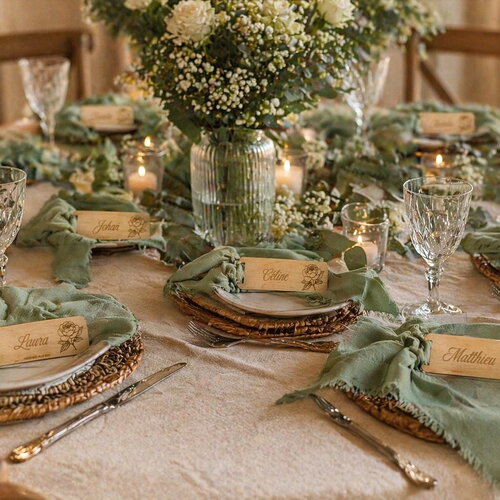 Lot de 50 marque-places mariage bois personnalisés avec ruban – prénoms invités gravés