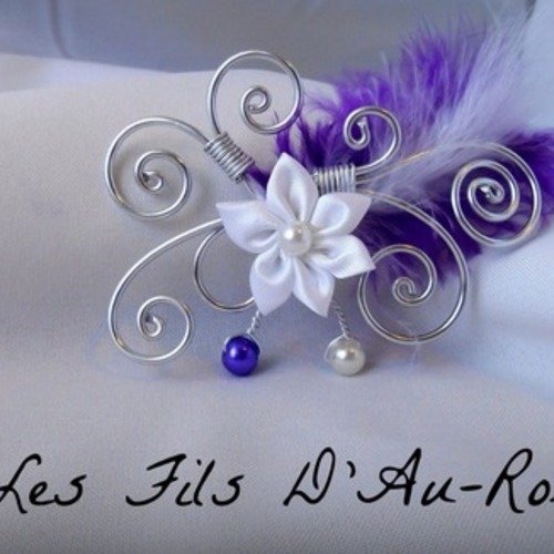 Bijoux pour cheveux mariage "anora"  fil aluminium argenté et fleur en satin blanche avec plumes violette 