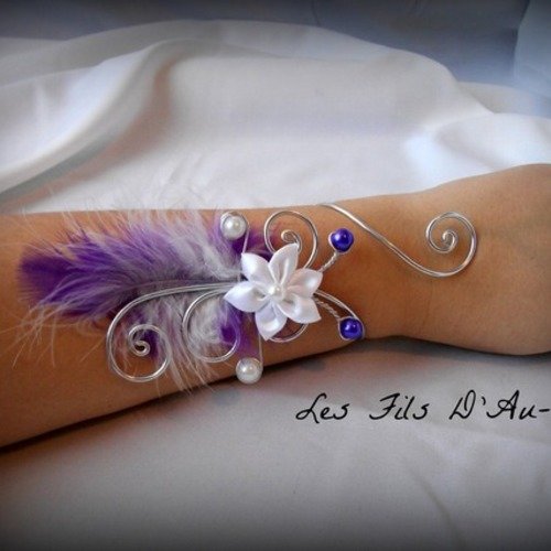 Bracelet mariage " anora " fils aluminium argenté avec fleur en satin blanche et plumes blanche et violette 
