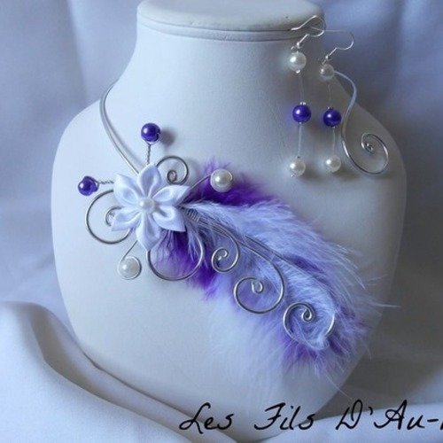 Collier mariage " anora " fil aluminium argenté et fleur en satin blanche avec plumes violette et blanche 
