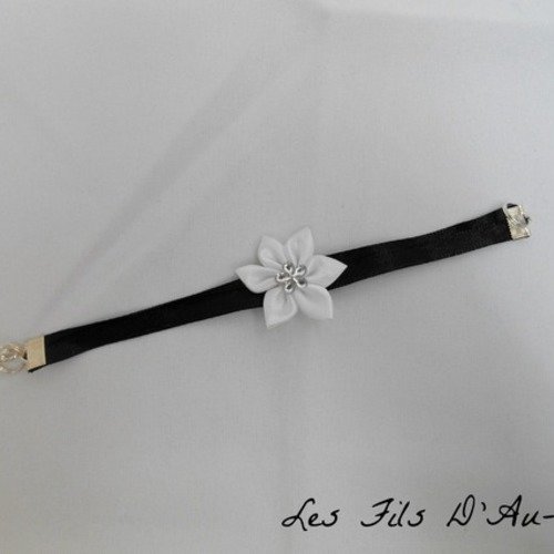 Bracelet en satin noir avec fleur en satin blanche 