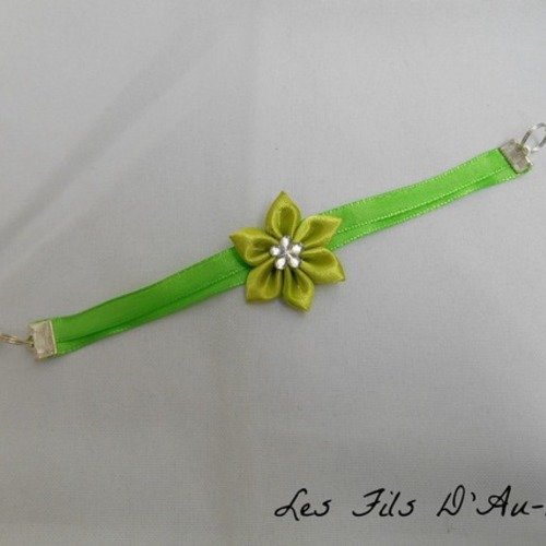 Bracelet en satin vert avec fleur en satin vert 