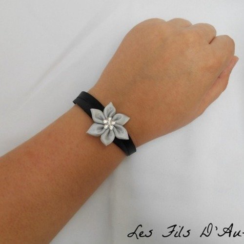 Bracelet en satin noir avec fleur en satin grise 
