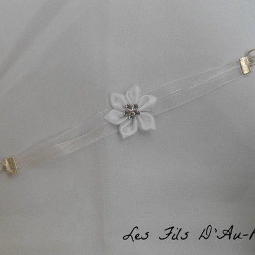 Bracelet en satin blanc avec fleur en satin blanche 