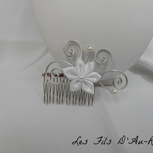 Peigne à cheveux avec fleur en satin blanche et fil aluminium argenté 