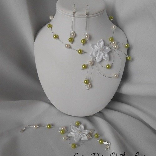 Parure athena avec collier , bracelet et boucles d'oreille perle verte et nacrée et fleur en satin blanche 