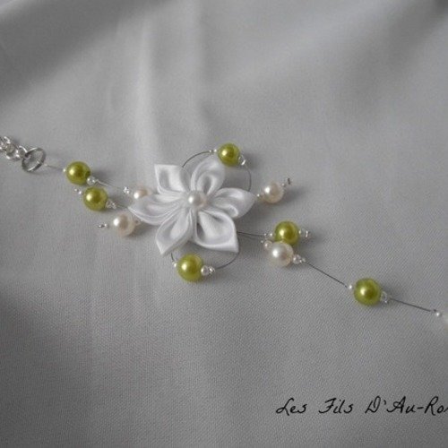 Bracelet athena avec perle verte et nacrée et fleur en satin blanche 