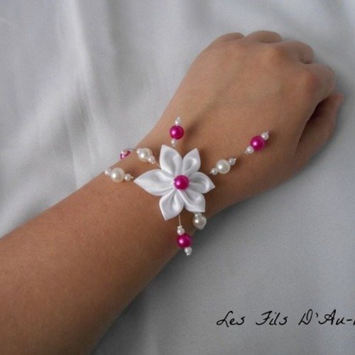 Bracelet athena avec fleur en satin blanche et perle nacrée et fuschia 