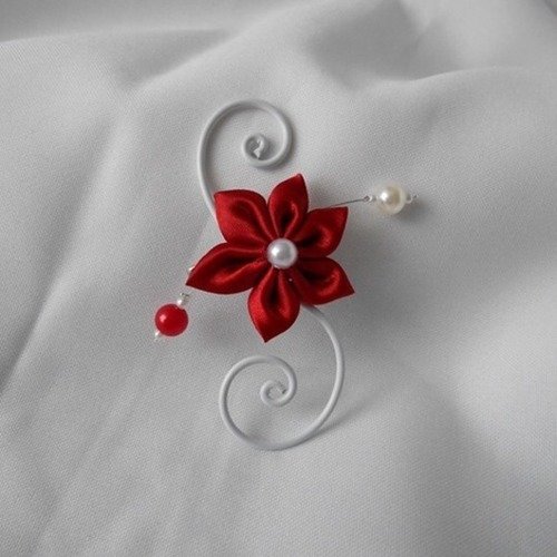 Boutonnière avec fleur en satin rouge , fil aluminium blanc et perles nacrée et rouge 
