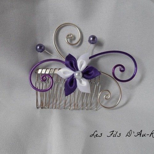 Peigne pour cheveux carla  avec fleurs en satin double violette et blanche et fils aluminium violet et argent 