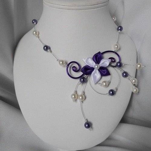 Collier carla avec fleurs en satin double couleurs violettes et blanche et perles nacrée et violette 