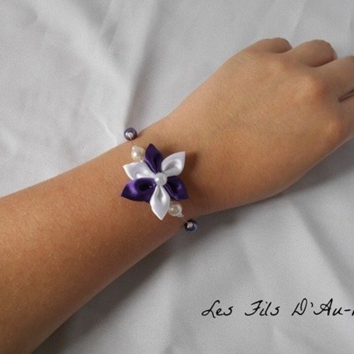 Bracelet carla avec fleur en satin double couleurs violette et blanche 