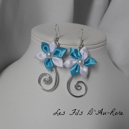 Boucles d'oreilles carla  avec fleur en satin double couleurs turquoise  et blanche 