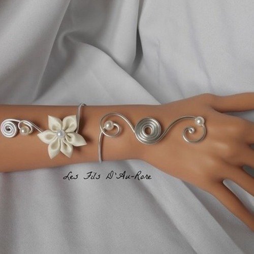 Bracelet long feura avec fleur en satin ivoire 