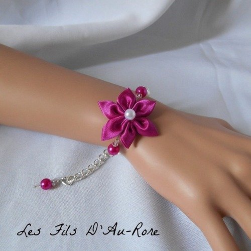 Bracelet avec fleur en satin fuchsia et perles fuchsia et swarovski 