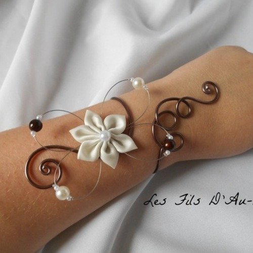 Bracelet mariage  fleura avec fleur en satin ivoire et fil alu chocolat 